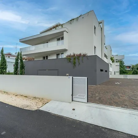 Guesthost - Neos House *