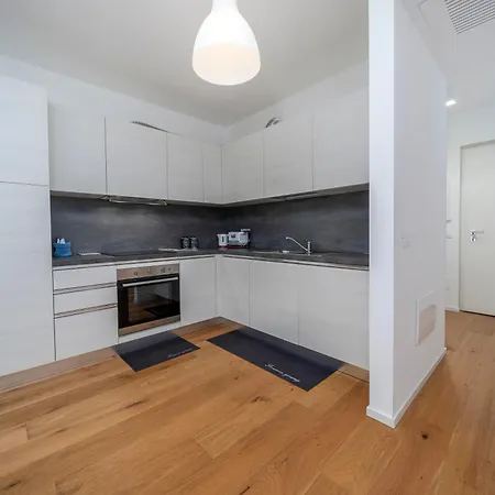 Guesthost - Neos House