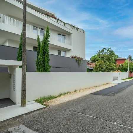 Guesthost - Neos House