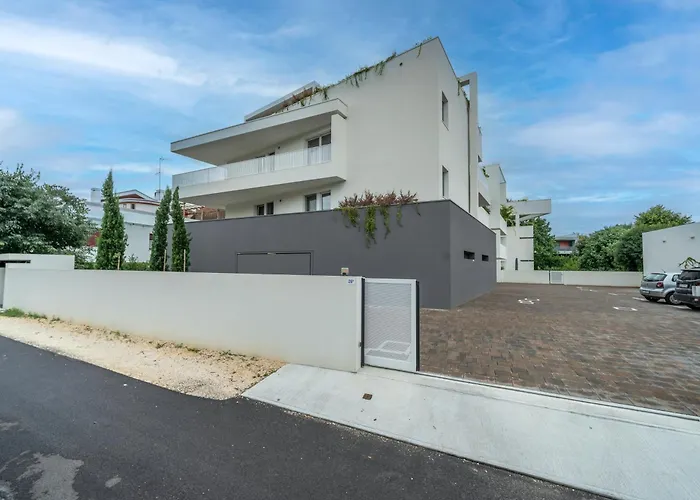 Guesthost - Neos House *