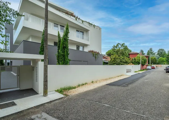 Guesthost - Neos House